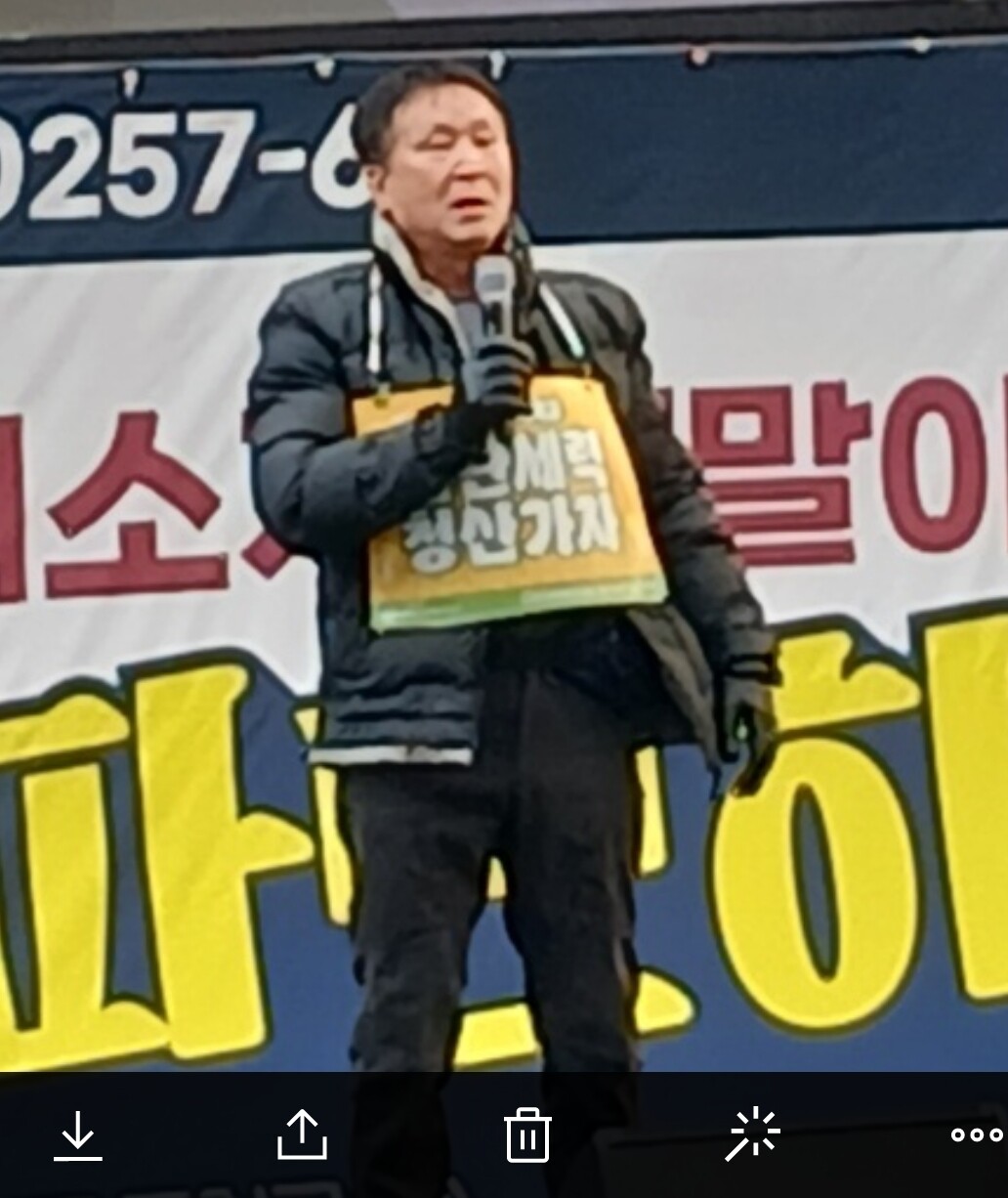 재일교포 건축가 김복출(나고야, 경남 양산시)씨가 8일 오후 부산 서면로터리 인근 옛 NC백화점 주변 도로에서 ‘윤석열 즉각퇴진 사회대개혁 부산비상행동’이 주관한 탄핵 찬성집회에 참석했다. 김씨는 시민자유발언 시간에 연단에 올라 5분 동안 탄핵 찬성 입장을 표명하는 발언을 하고 있다.
맹화찬 기자