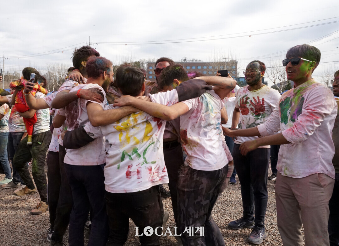 ‘2025 인도 홀리해이 페스티벌’을 즐기는 인도인들


