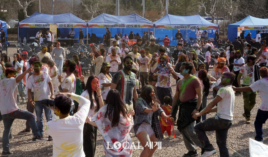 ‘2025 인도 홀리해이 페스티벌’을 즐기는 사람들

