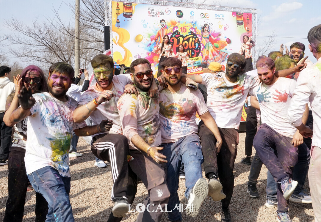 ‘2025 인도 홀리해이 페스티벌’을 즐기는 사람들

