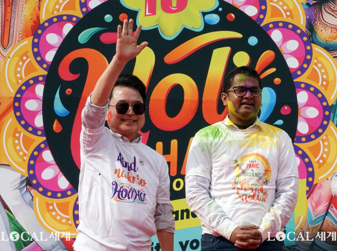 육동한 춘천시장이 ‘2025 인도 홀리해이 페스티벌’에 참여한 인도인들을 환영하고 있다.

