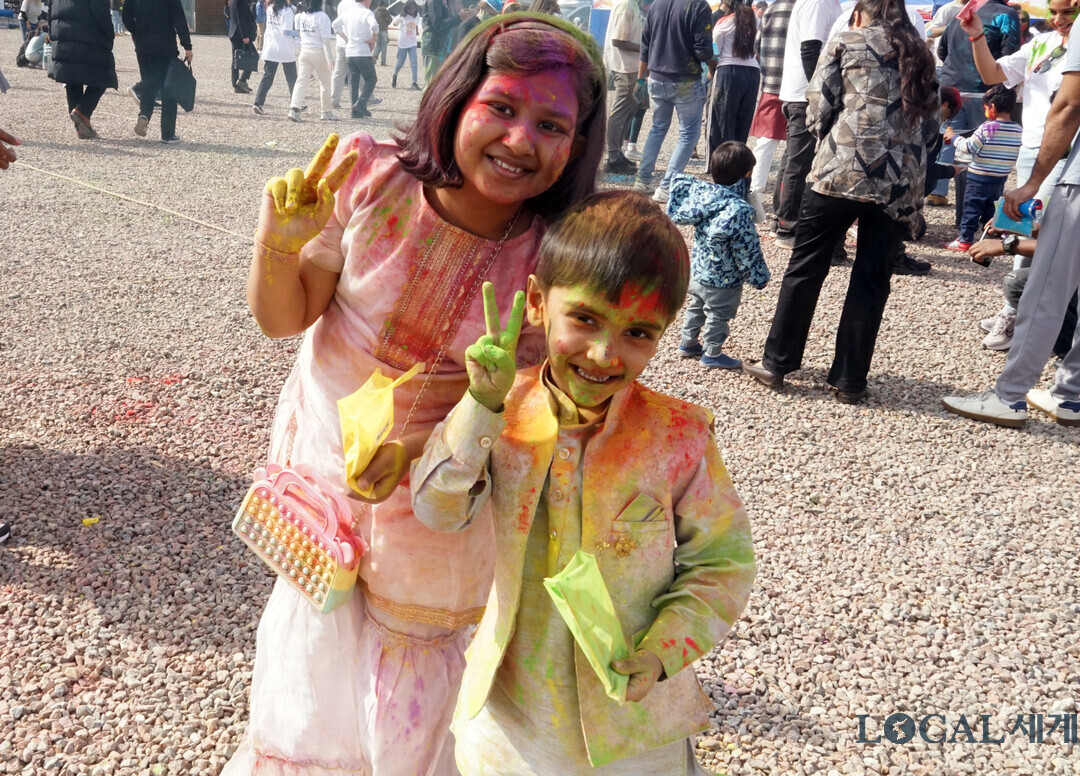 ‘2025 인도 홀리해이 페스티벌’에 참가한 인도 어린이들

