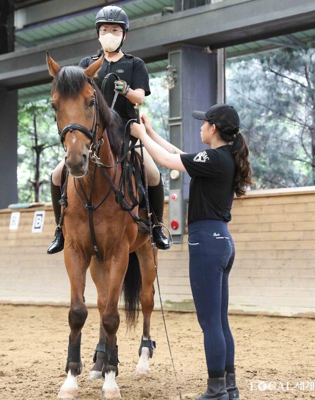 한국마사회가 온라인을 통해 힐링승마 지원사업 참여자를 모집한다고 6일 밝힌 가운데, 지난해 한 시민이 교관으로부터 승마 기본기를 익히고 있다.  한국마사회 제공
