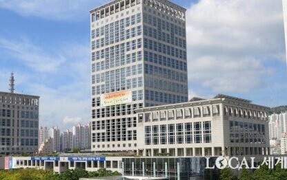 부산시청사 전경.  로컬세계 자료사진

