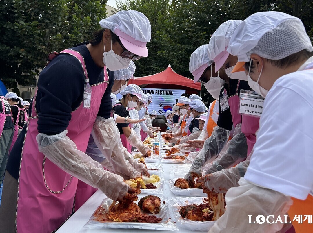 김치체험 하는 참가자둘 キムチ体験する参加者ら

한국학교 어린이들과 스텝들 기념사진 촬영 韓国学校子供達とスタッフ達記念撮影