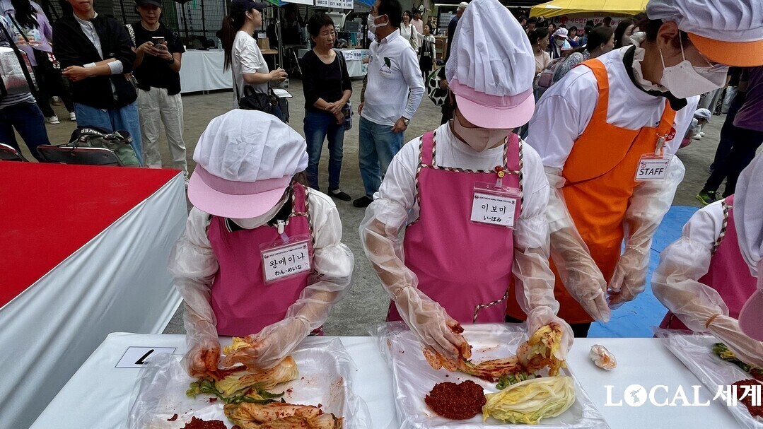 선생님의 설명을 듣고 김치를 만드는 어린이들　先生の説明を聞いてキムチを作る子供達

김치체험 하는 참가자둘 キムチ体験する参加者ら

한국학교 어린이들과 스텝들 기념사진 촬영 韓国学校子供達とスタッフ達記念撮影
