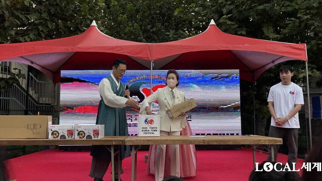 김운천 회장이 추첨을 하고 있다, キム・ウンチョン会長が抽選会をしている。

이번행사의 추진위원장이 추첨을 하고 있다.今回の行事の推進委員長が抽選回をしている。