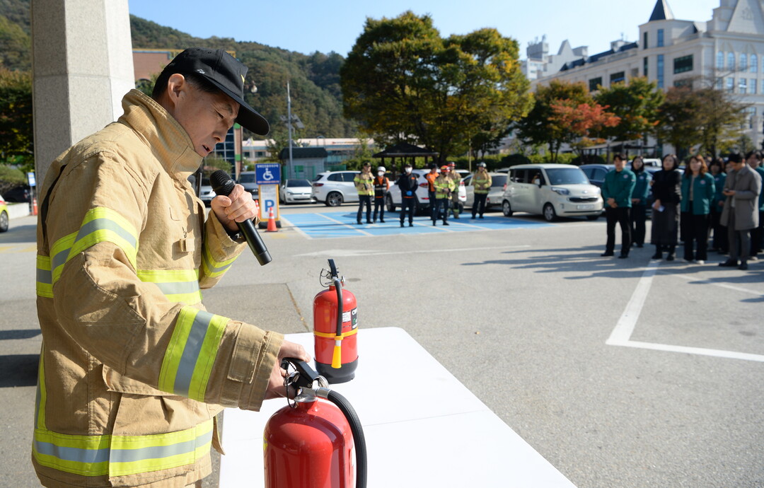 2025 화재 대비 민방위 훈련이 28일 화천군청 주차장에서 화천군청 직원, 화천소방서 관계자 등이 참석한 가운데 열렸다.
