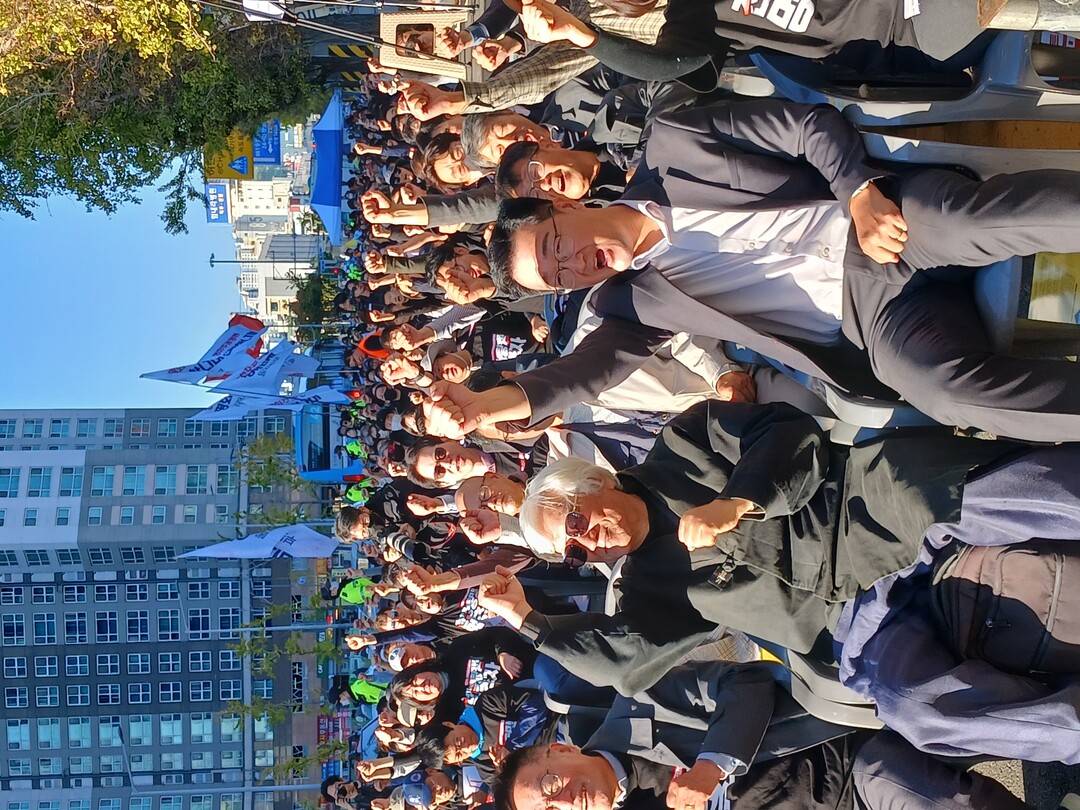 부산자주통일평화연대 등이 주최한 제1회 한국평화주권대회가 2일 오후 부산 주한미군 55보급창 앞서 열리고 있다.  전상후 기자
