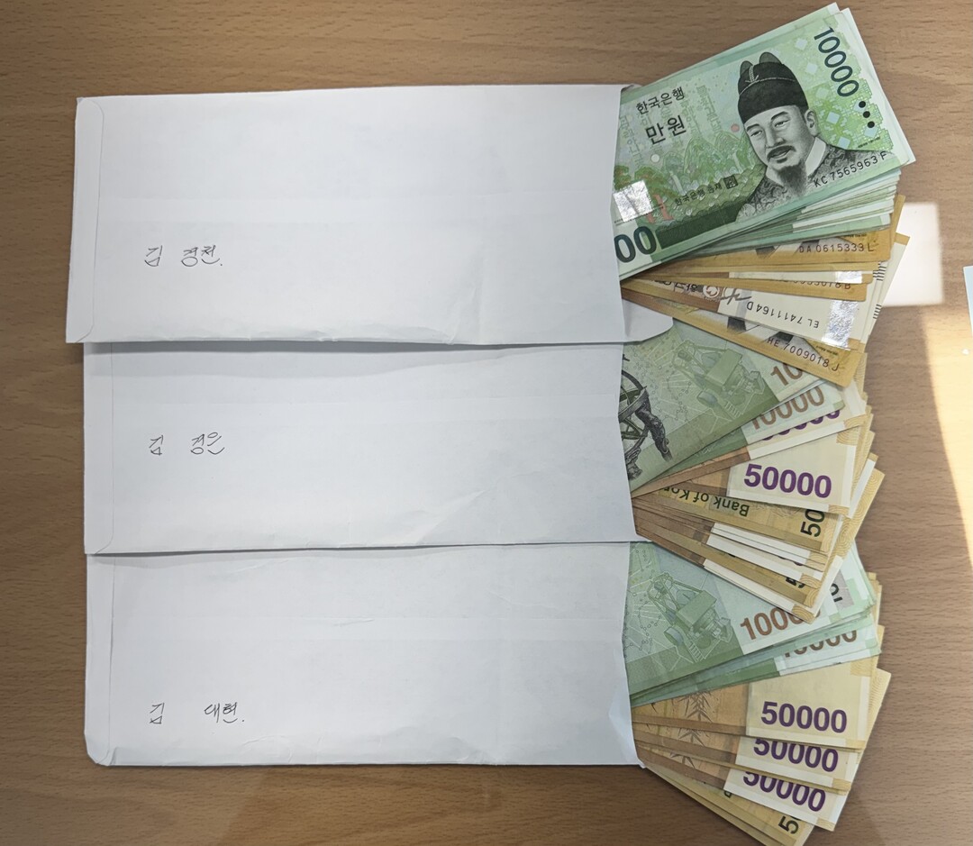 말없이 봉투만 두고 떠난 익명의 기부...