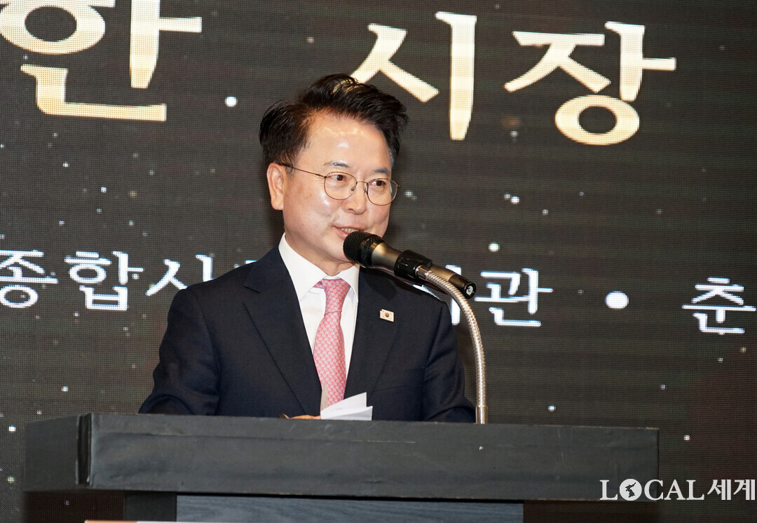 육동한 시장이 2025년 춘천지역 3개 종합사회복지관 연합 자원봉사자, 후원자 축제에서 축사를 하고 있다.

