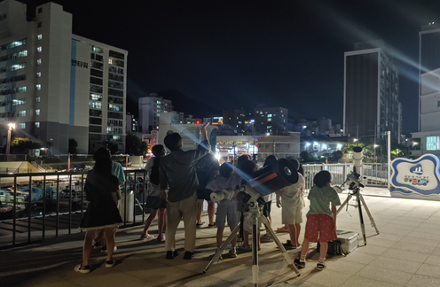  생활권 내 다양한 문화서비스 제공으로 주민 체감 높은 들락날락 운영
<활동사진> ① 북캉스_여름별자리와 은하수 체험 (사하구) 부산시 제공