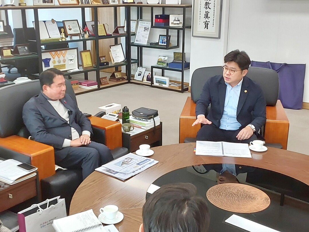 전찬성 강원도의원, 신경호 교육감과 ...