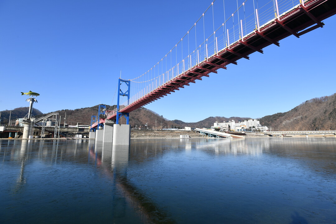 화천산천어축제장 결빙시작 일찍 찾아온...