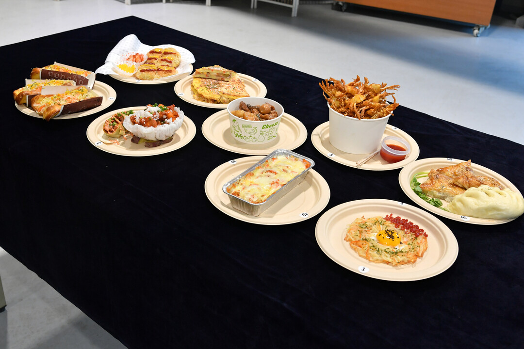  2026 화천산천어축제 매점 입점 신청단체 품평회가 12일 (재)나라 산천어 식당에서 최문순 군수, 이보은 요리 연구가를 비롯해 입점 신청단체 회원들이 참석한 가운데 열렸다. 
