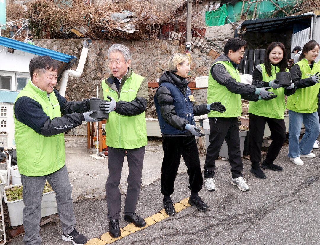 농협, 에너지 취약가구에 연탄과 우리...