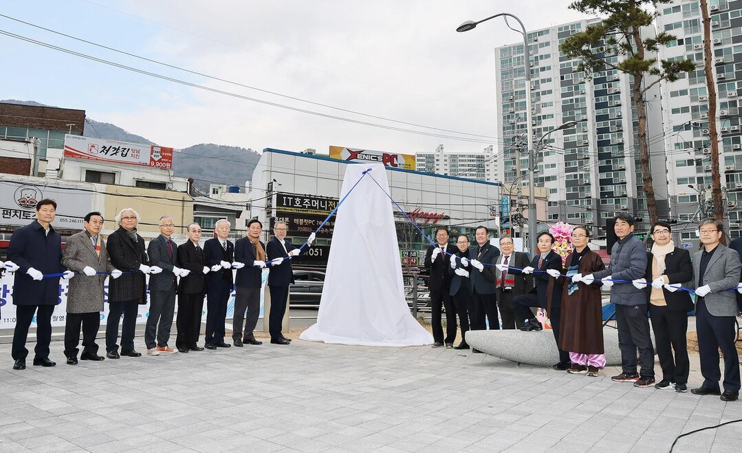 부마민주항쟁 상징 조형물 이전 제막식...