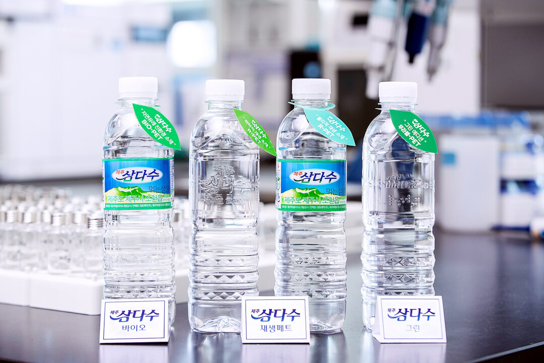 생수 업계 전면 무라벨 시대… 제주삼다수, 패키징 개편 넘어 친환경 시스템 주도