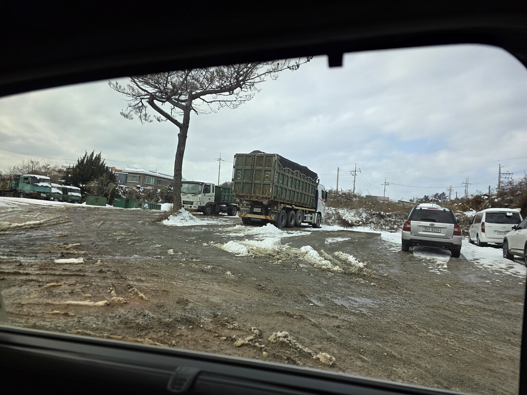 신안 압해도에 쌓인 폐기물, 방치 아...