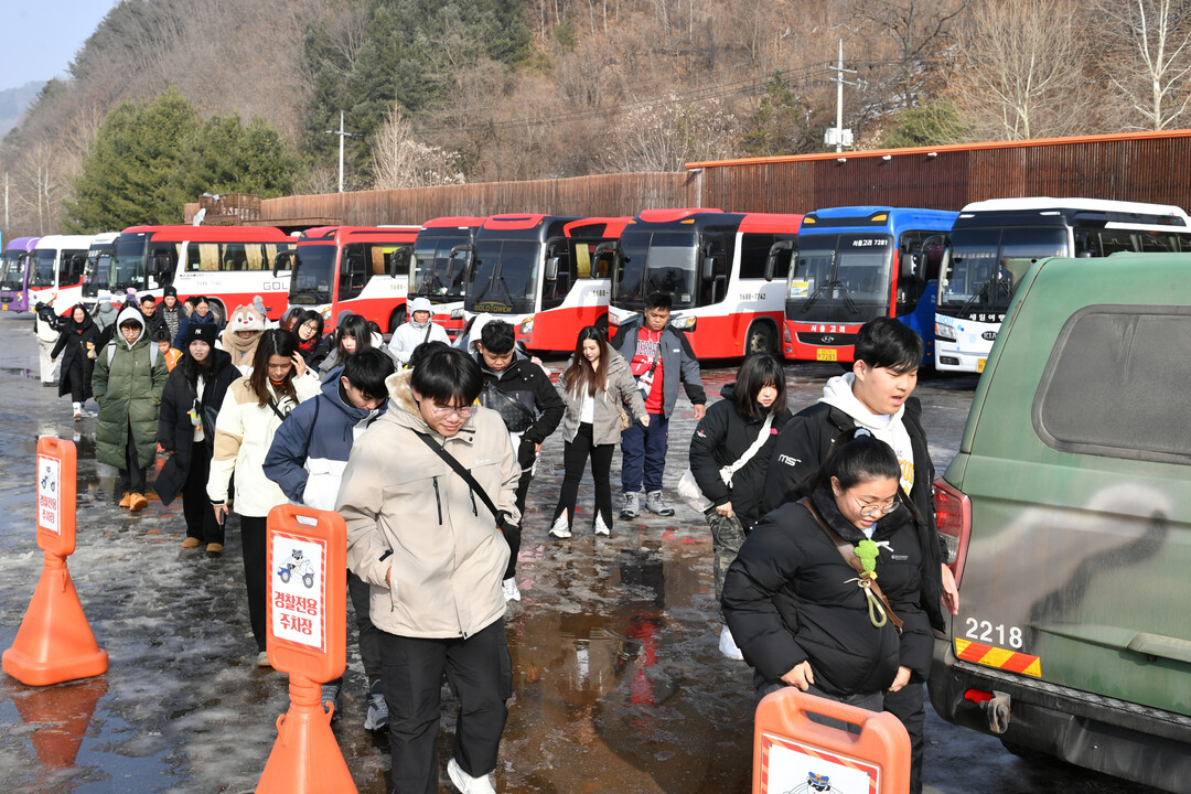 16일, 2026 화천산천어축제장을 찾은 외국인 관광객들이 축제장으로 향하고 있다
 