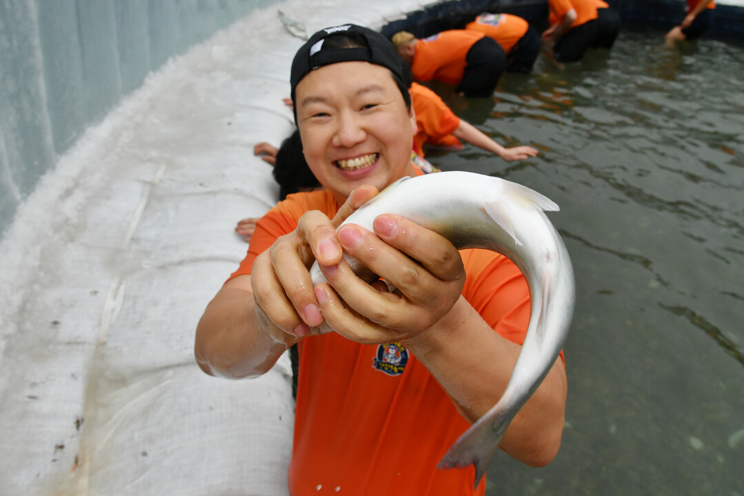 산천어 맨손잡기 '추위야 저리...