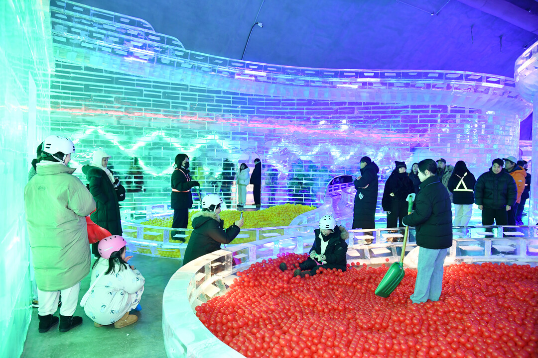 18일, 화천군 화천읍 서화산 다목적광장에 조성된 실내얼음조각광장이 주말 산천어축제를 찾은 관광객들로 붐비고 있다. 

