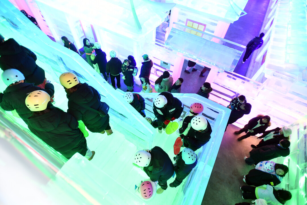 18일, 화천군 화천읍 서화산 다목적광장에 조성된 실내얼음조각광장이 주말 산천어축제를 찾은 관광객들로 붐비고 있다. 

