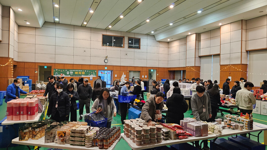 유한양행, 연말 바자회·경매 통해 5...