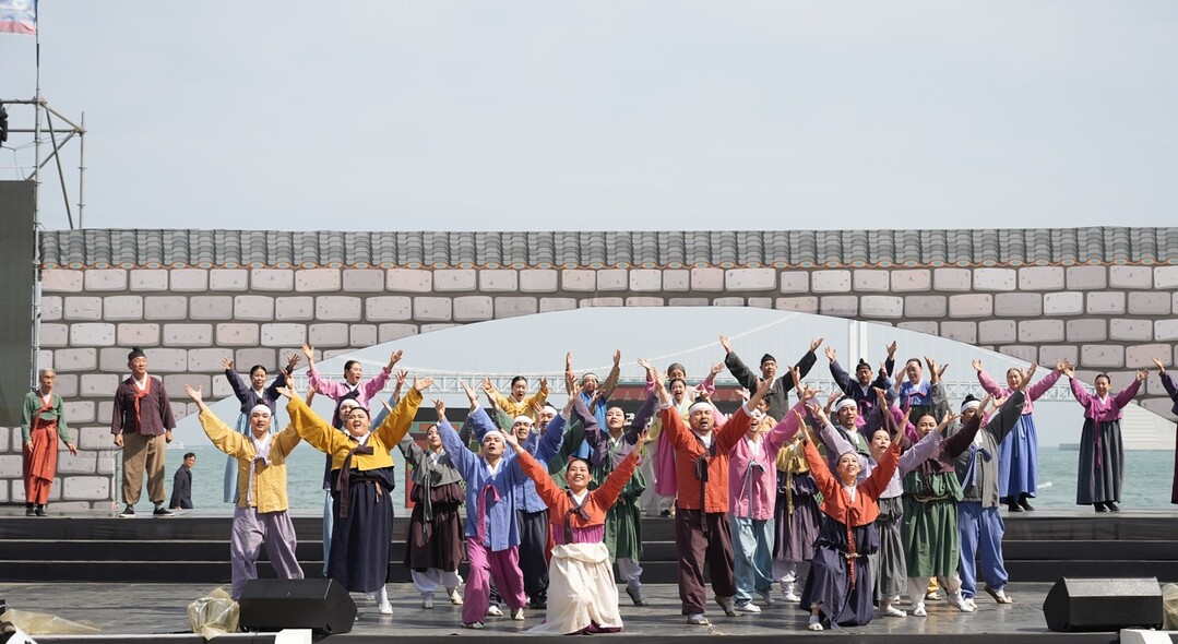 - 부산광역시 수영구「광안리어방축제」...