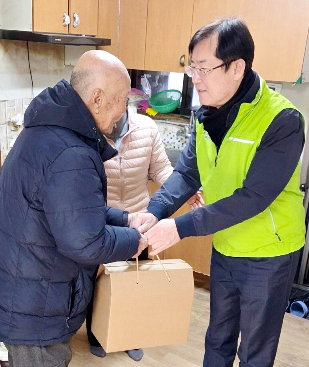 농협경제지주, 흑석종합사회복지관 찾아 우리 축산물 꾸러미 전달