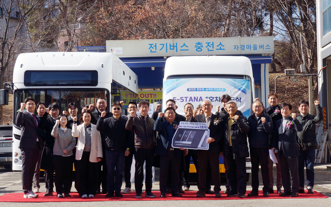 지난 25일 경기도 광명시에 위치한 자경마을버스에서 열린 ‘이-스타나’ 1호차 인도식에 참석한 김종현 KGMC 대표이사(가운데) 및 장관수 자경마을버스 대표이사를 비롯해 광명시청, 경기마을버스조합, 경기도 10여개 마을버스 회사 관계자 등이 기념촬영하고 있다.

