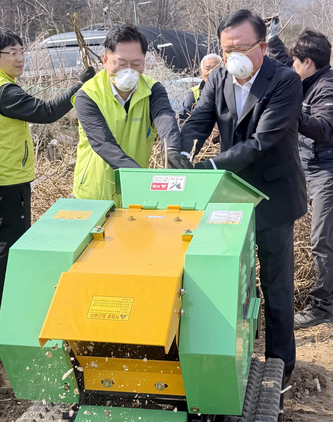 서울농협, 산불예방을 위한 영농부산물 파쇄 일손돕기 실시