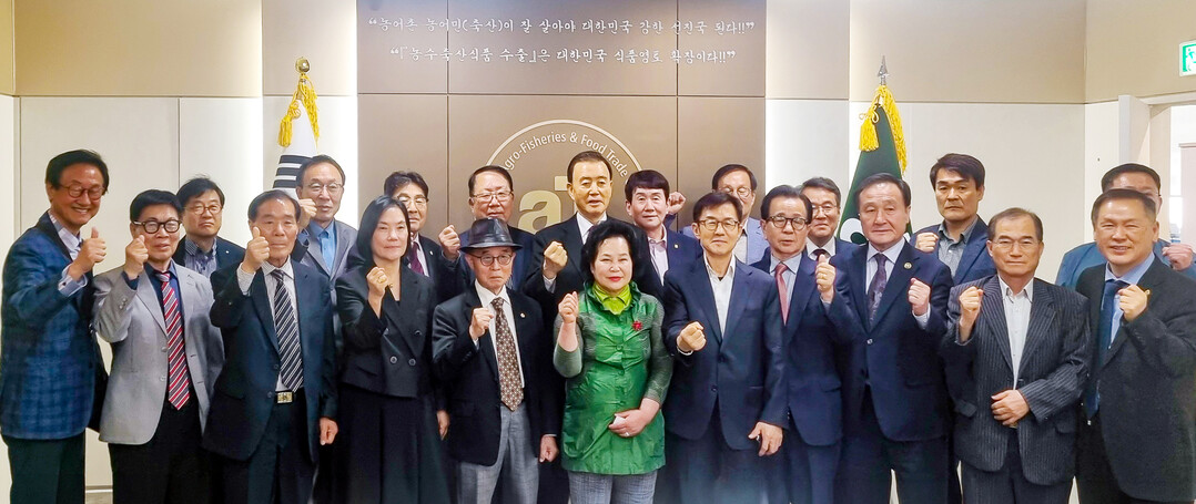 [포토] aT 홍문표 사장, 나라꽃 ...