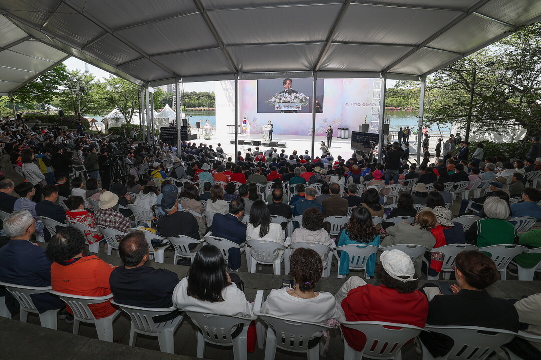 꽃, 시간을 물들이는 17일의 여정…...