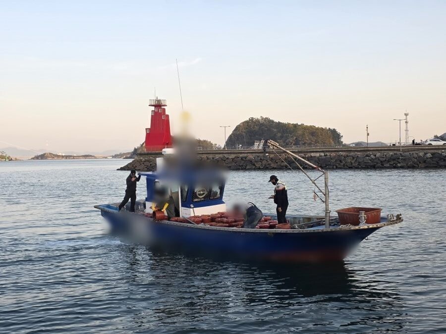 군산해경, 불법 잠수기 조업 일당 4...