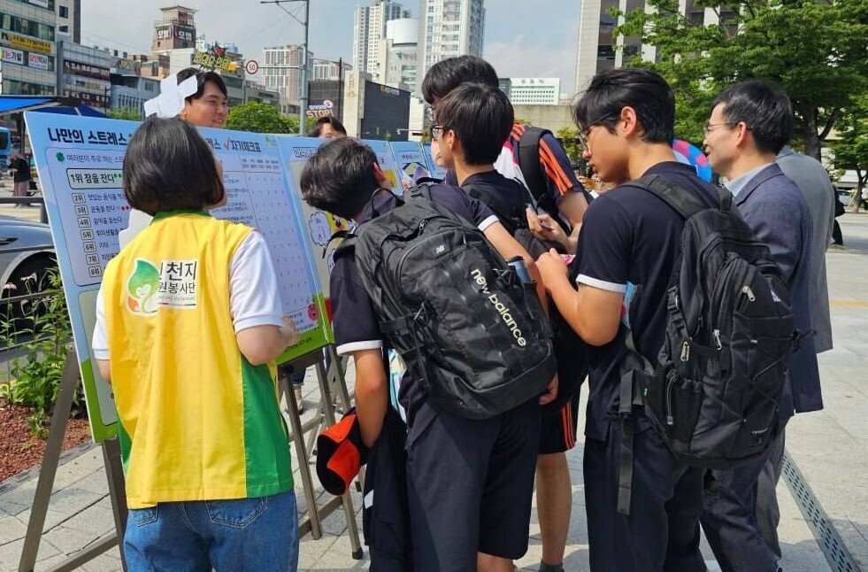 신천지 자원봉사단 부산동부지부, 부산역 광장서 '마약 예방 캠페인' 전개