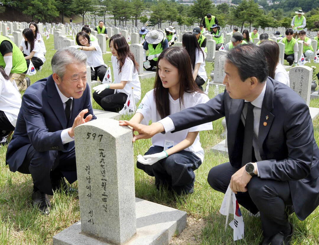 농협, 국화 10만 송이로 호국보훈의...