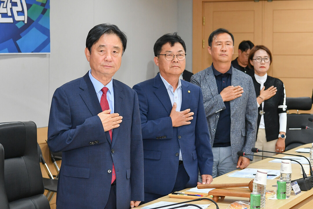  2026년 2분기 민주평화통일자문회의 화천군협의회 정기회의가 8일 군청에서 최문순 군수, 길종수 협의회장과 회원들이 참석한 가운데 열렸다. (화천군청 제공)
