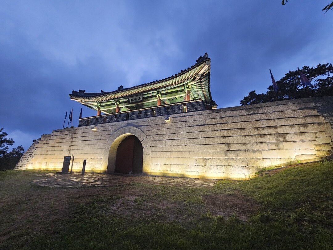 김포 문수산성, 빛을 품은 야간 명소...