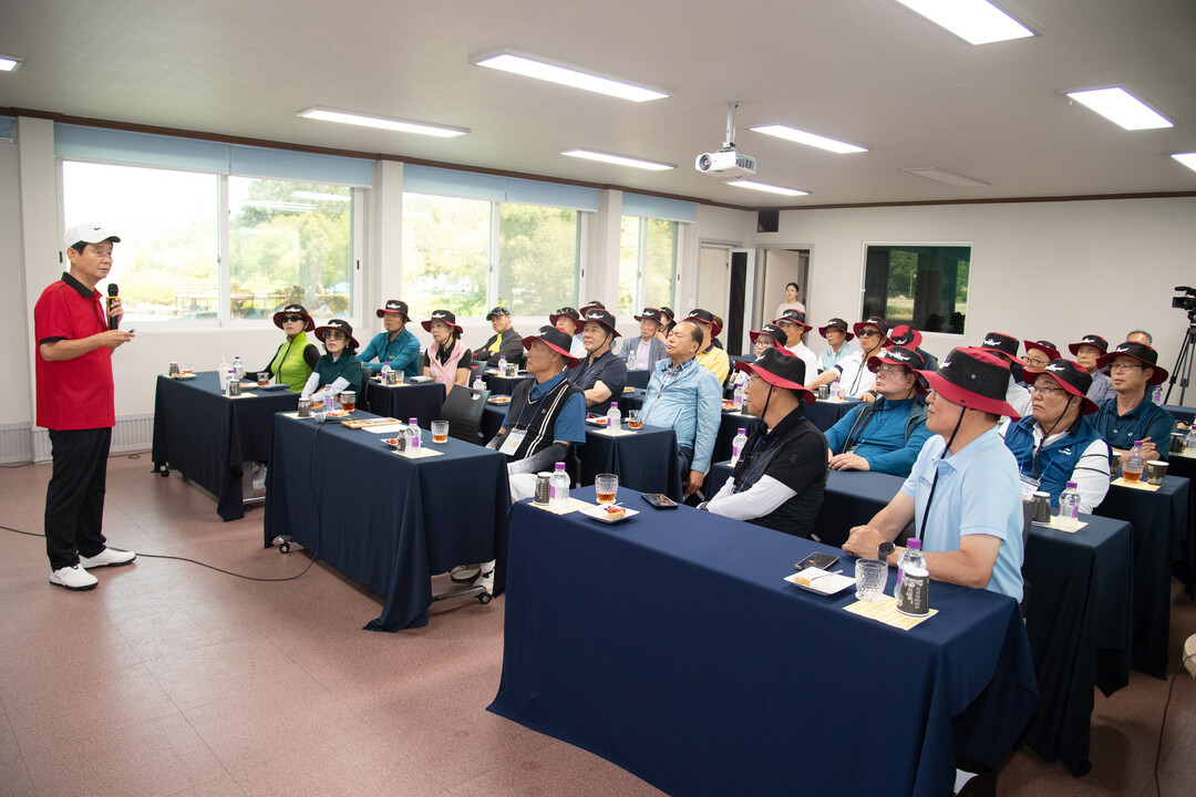  화천군 사계관광 활성화 및 생활스포츠 체류형 관광객 유치를 위한 경기도 파크골프협회 임원 초청 팸투어가 23일부터 이틀 간의 일정으로 최문순 군수를 비롯한 협회 관계자들이 참석한 가운데 산천어 파크골프장에서 개최됐다.(화천군청 제공)

