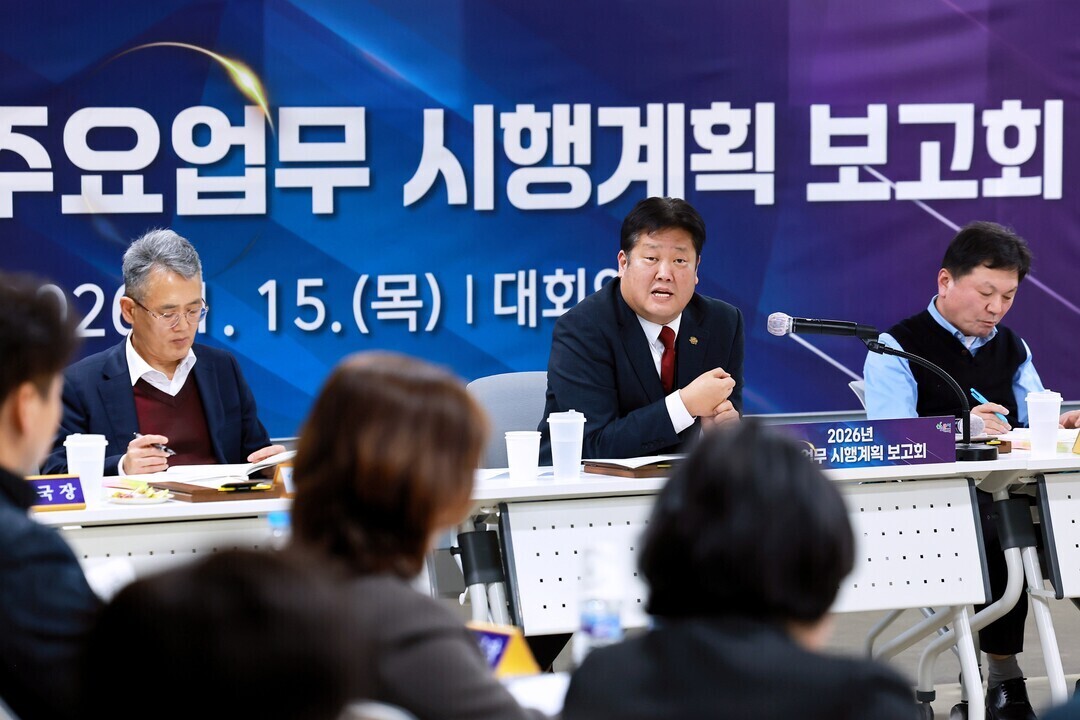 이상호 시장이 지난해 주요업무 시행계획 보고회를 주관하고 있다. 태백시 제공

