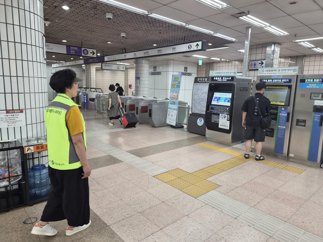 지하철역서 먼저 손 내미는 어르신들…...