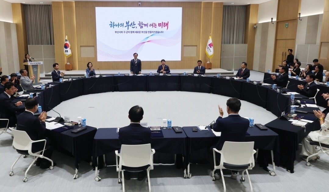 [기획] ‘여의도식 탁상행정은 없다’… 전재수 부산시장과 16개 구청장·군수, ‘하나의 부산’ 깃발 아래 한 테이블에 앉다